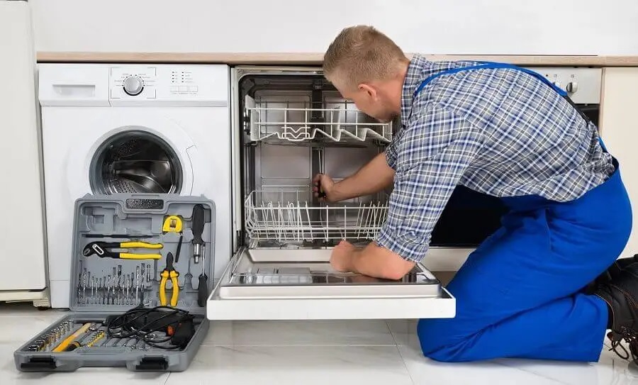 Karasu İmmergas servisi teknisyen ekibi beyaz eşya tamiri yaparken